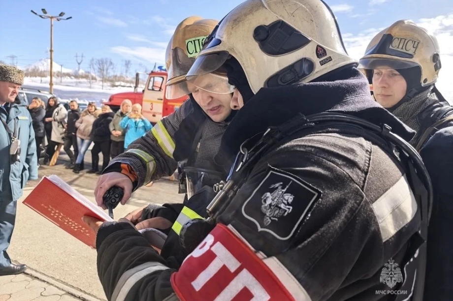 Пожарные тушили «Глобус» в Петропавловске-Камчатском. Фото: МЧС России по Камчатскому краю. Фотография 3