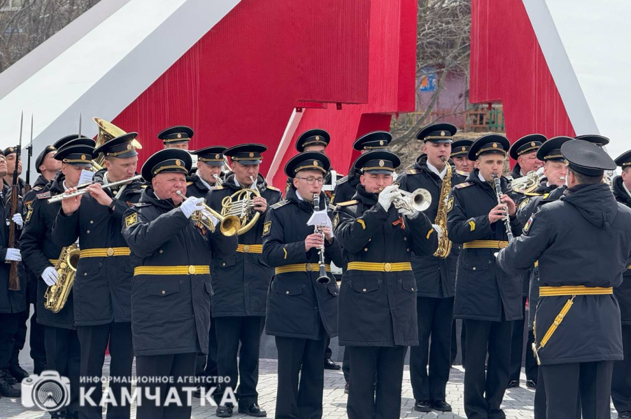 Камчатка почтила память героев Великой Отечественной возложением цветов. Фото: ИА "Камчатка". Фотография 10