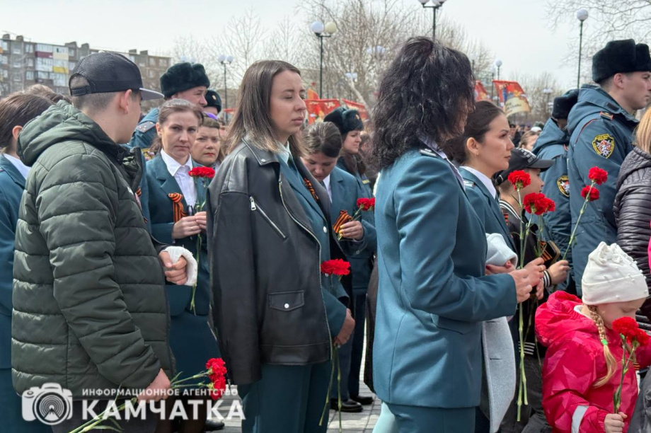 Камчатка почтила память героев Великой Отечественной возложением цветов. Фото: ИА "Камчатка". Фотография 30