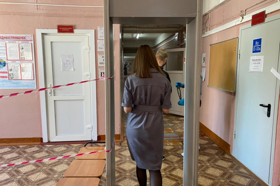 Камчатские выпускники сдают ЕГЭ по обществознанию . Фото: kamgov.ru. Фотография 8