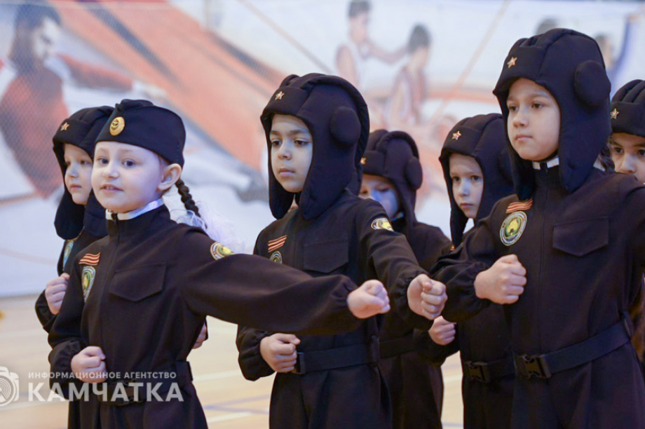 Маленькие герои большого праздника — дошколята Камчатки показали мастерство на конкурсе строя и песни. Фото: Управление образования ПКГО / Екатерина Мазур. Фотография 4