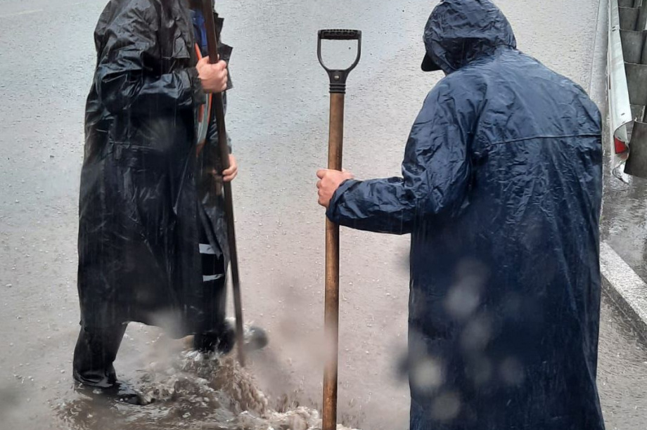 Две бригады дорожников чистят ливнёвки в Петропавловске. Фото: Олеся Сурина, архив ИА "Камчатка"; pkgo.ru. Фотография 7