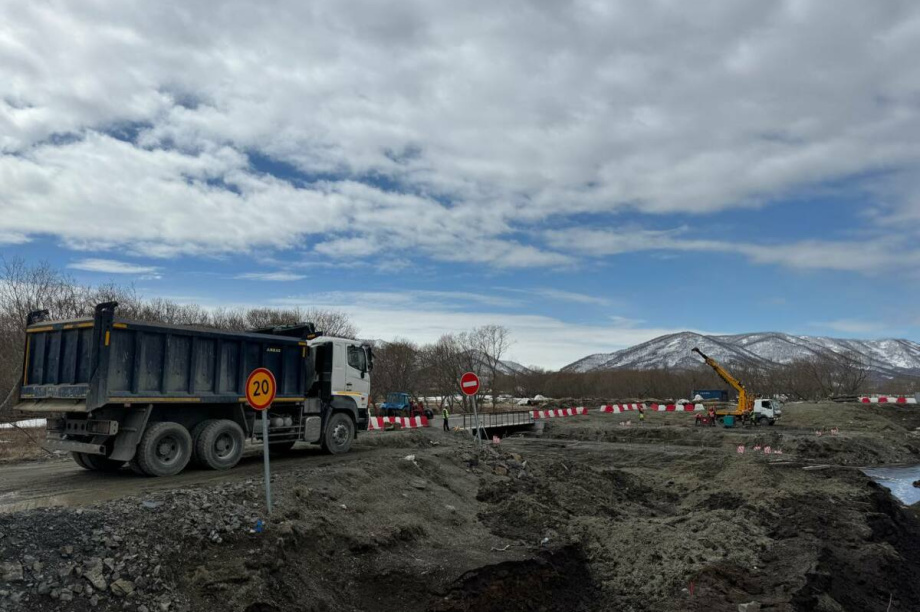 Началось строительство моста на новой дороге к Халактырскому пляжу на Камчатке. . Фотография 5