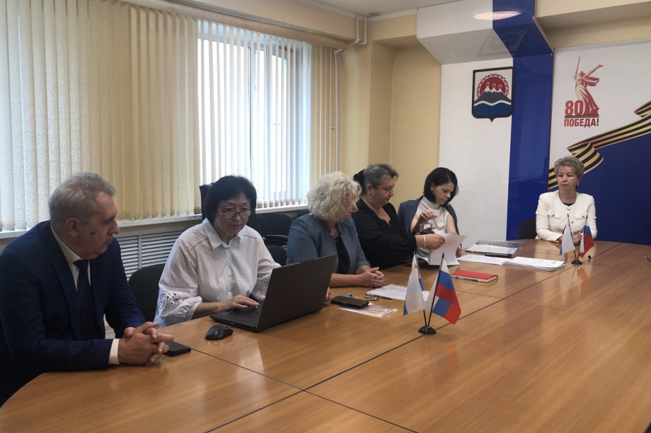 Два кандидата в губернаторы Камчатки подали документы в Избирком. . Фотография 1