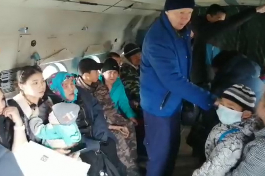 На севере Камчатки спасатели эвакуируют жителей подтопленного села . Фото предоставлено пресс-службой краевого управления МЧС. Фотография 3