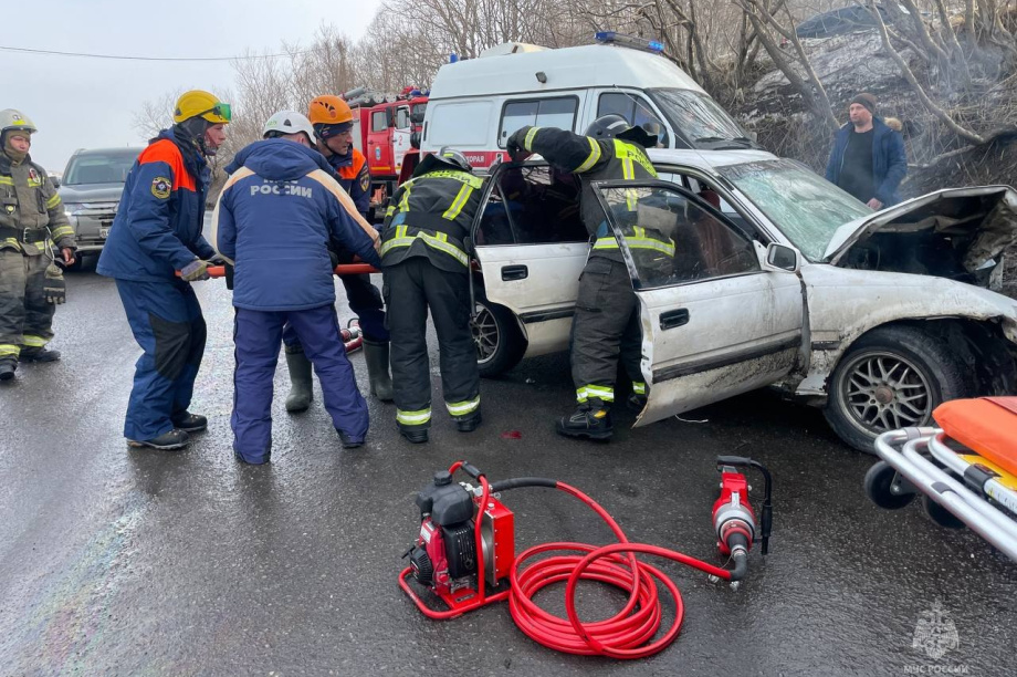 Два человека пострадали при столкновении автомобиля и  автобуса  на Камчатке. МЧС. Фотография 1