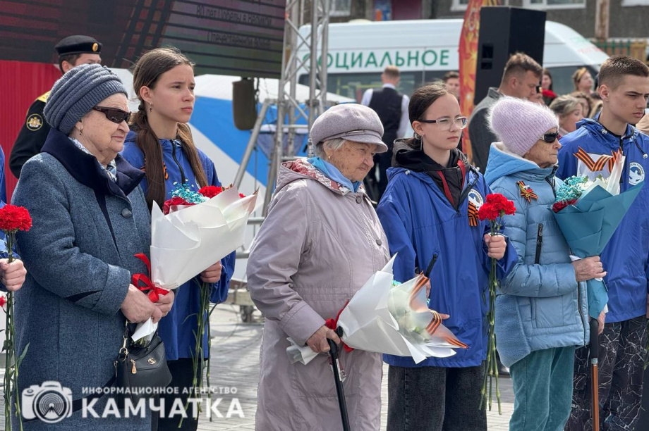 Камчатка почтила память героев Великой Отечественной возложением цветов. Фото: ИА "Камчатка". Фотография 22