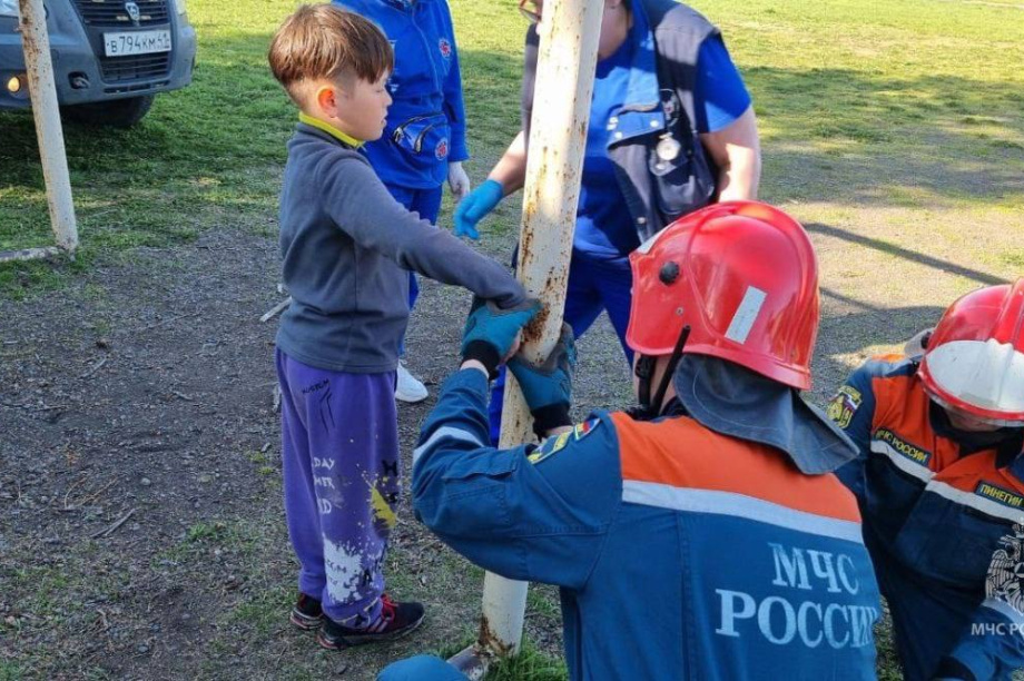 На Камчатке ребенок попал в металлическую ловушку. Фото: ГУ МЧС России по Камчатскому краю. Фотография 2