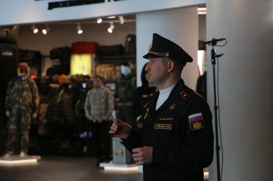 Импровизированный концерт прошел в главном аэропорту Камчатки к 8 марта. . Фотография 5