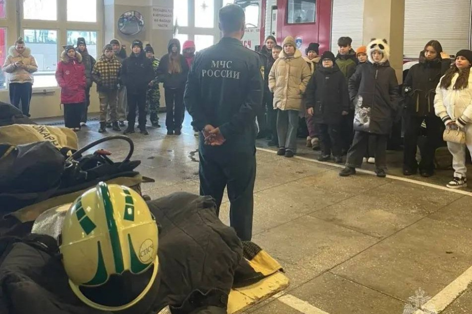 Дети камчатских героев СВО узнали секреты профессии огнеборца. Фото: ГУ МЧС по Камчатскому краю