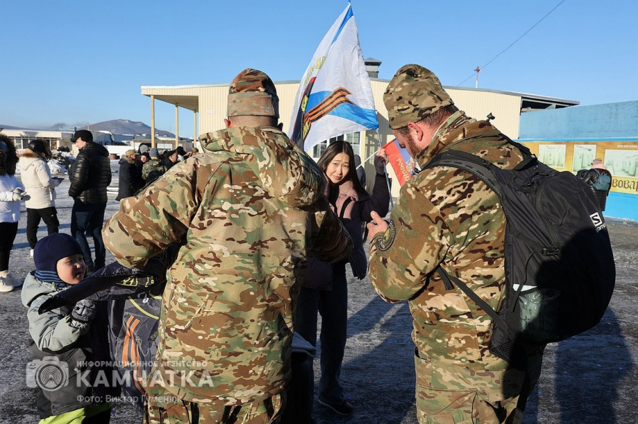 Это радость со слезами на глазах — самолёт с мобилизованными бойцами СВО прилетел на Камчатку. Фото: Виктор Гуменюк . Фотография 49