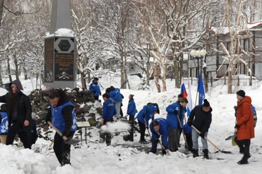 Весна, память, труд и единство! Жители краевой столицы выходят на субботники. Фото: Законодательное собрание Камчатского края. Фотография 1