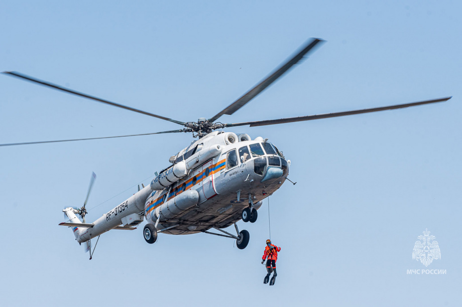 Камчатские спасатели отработали спуски на водную поверхность. фото: МЧС по Камчатскому краю. Фотография 1