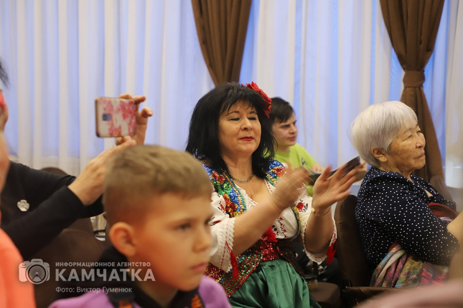 Святочные традиции вспоминали в краевой библиотеке Камчатки. Фото: Виктор Гуменюк. Фотография 33