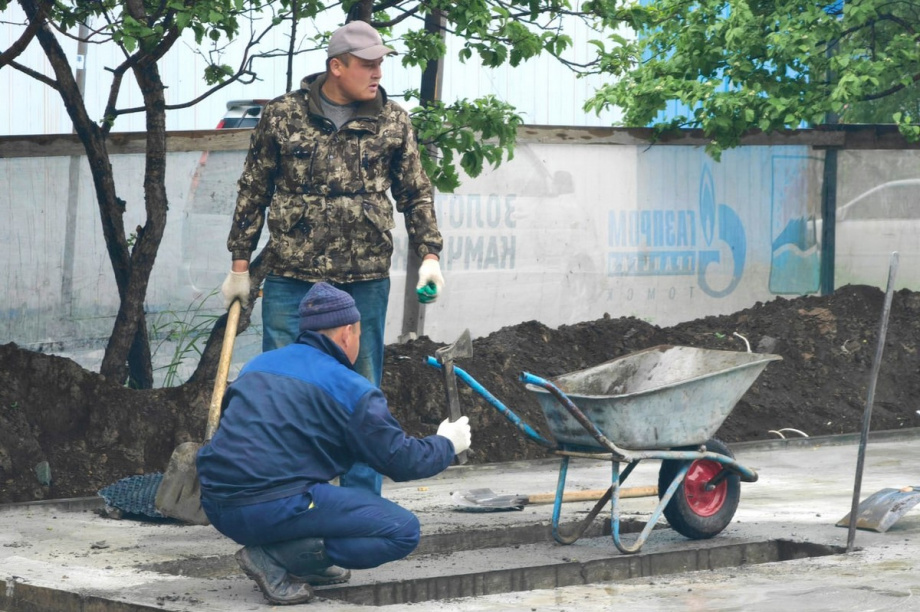 В Петропавловске проинспектировали ход благоустройства Сквера строителей. Фото: kamgov.ru. Фотография 6