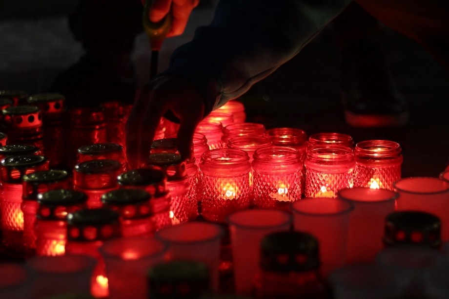 На Камчатке из семи с половиной тысяч свечей выложили «Огненную картину войны». Фото: kamgov.ru. Фотография 8