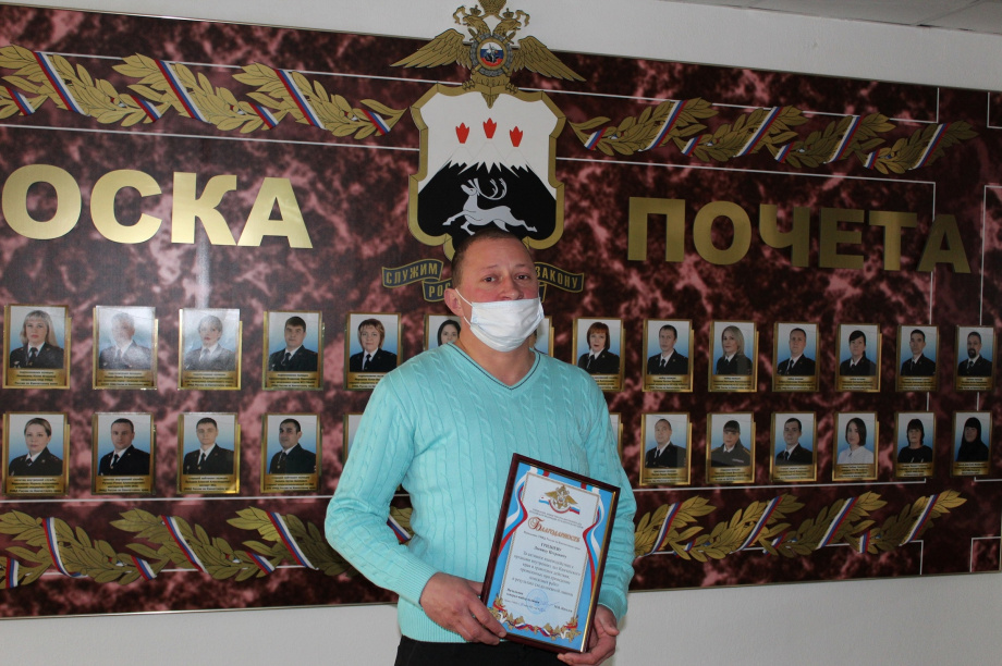 Полиция объявила благодарность мужчине, участвовавшему в спасении людей. Фото: пресс-служба УМВД России по Камчатскому краю. Фотография 2