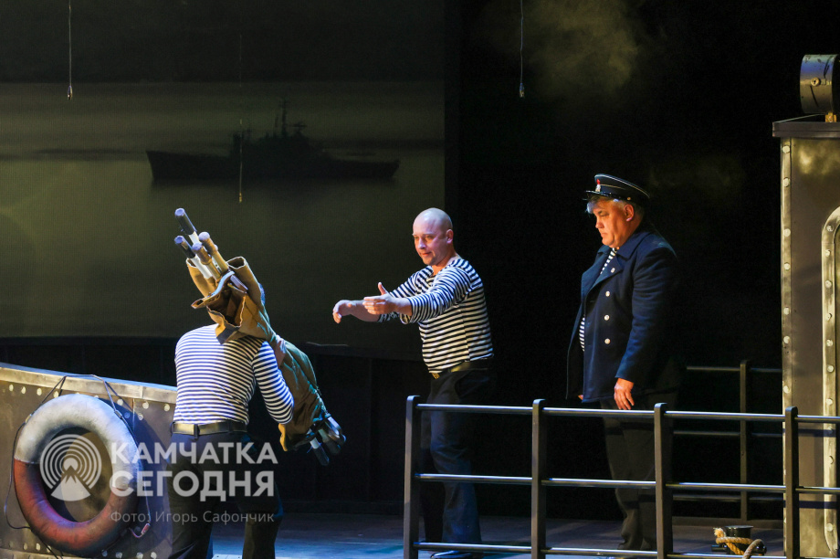 Спектакль «Баллада о Курильском десанте» стал финальный аккордом в череде памятных мероприятий к 80-летию Победы (фоторепортаж). . Фотография 3