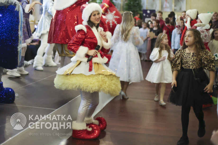 Пятьсот детей побывали на Губернаторской ёлке на Камчатке. Фото: ИА «Камчатка»/Игорь Сафончик. Фотография 12