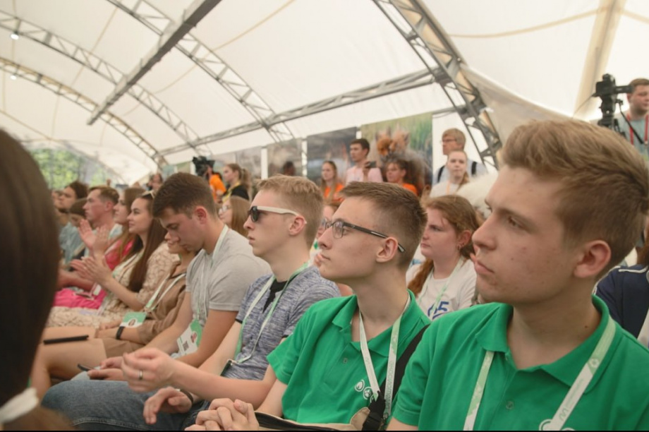 Губернатор Камчатки дал высокую оценку 23-м презентациям юных участников экофорума. фото: kamgov.ru. Фотография 3