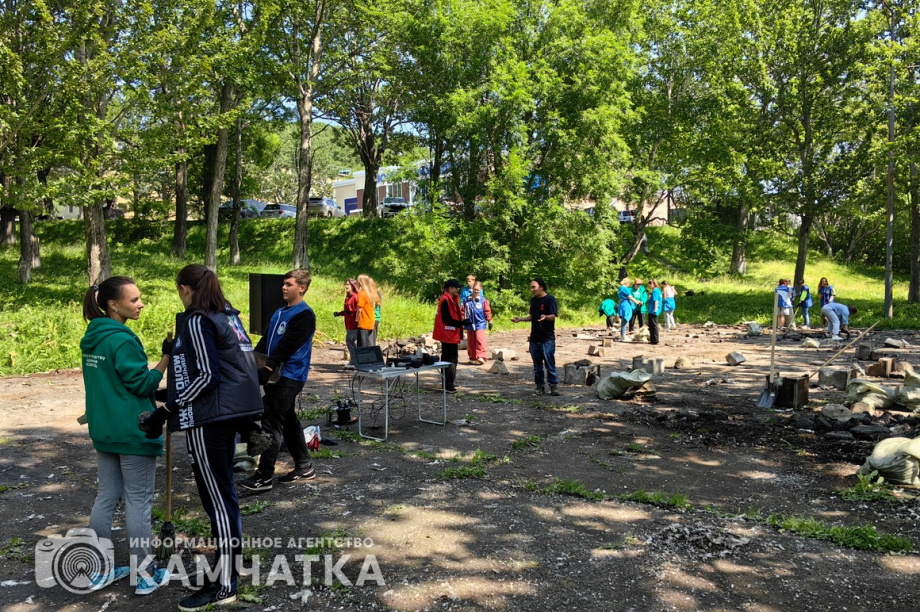 Молодежный субботник прошел в детском парке Петропавловска. фото: ИА "Камчатка". Фотография 25