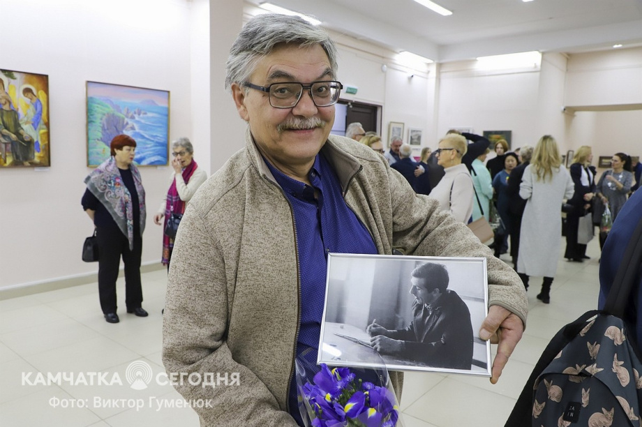 Открытие персональной юбилейной выставки Виталия Шохина «Мой вернисаж» на Камчатке. Фоторепортаж. Фото: Виктор Гуменюк\ИА "Камчатка". Фотография 22