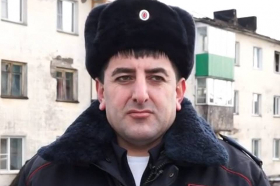 Спасший людей в Сосновке участковый получил ожоги. фото: скриншот с видео