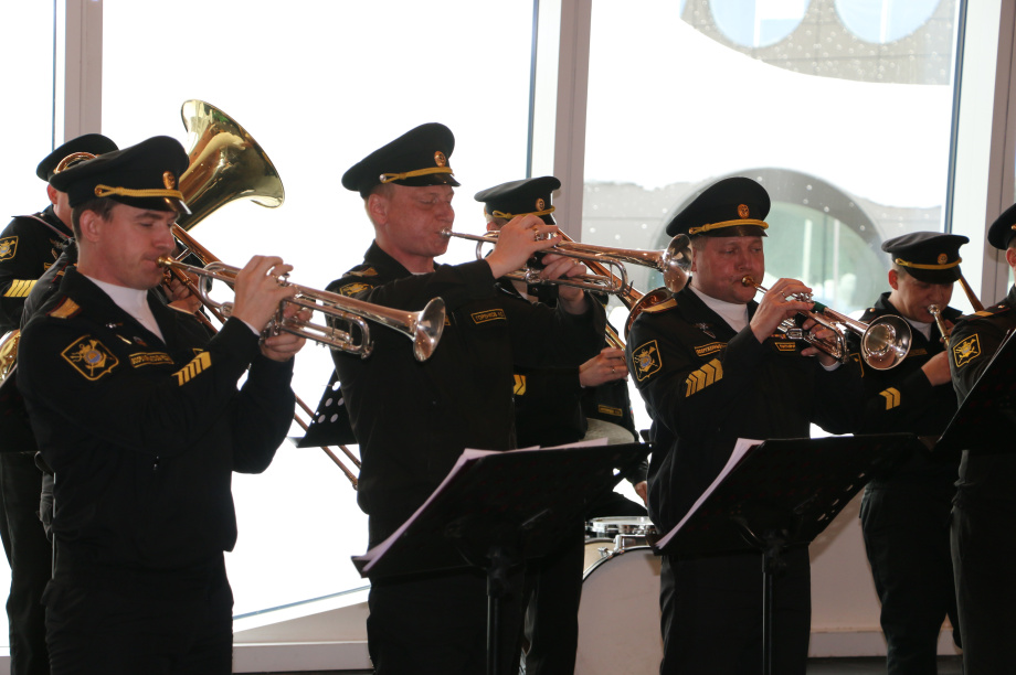 Импровизированный концерт прошел в главном аэропорту Камчатки к 8 марта. . Фотография 4