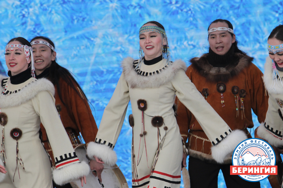 На открытии зимнего фестиваля «Берингия-2021» выступают творческие коллективы Камчатки. Фото: Виктор Гуменюк. Фотография 7