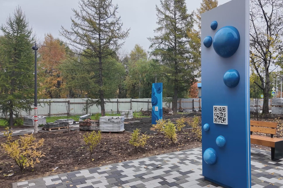 На Аллее Доблести и Славы в Елизове появились качели с QR-кодами. Фото: kamgov.ru. Фотография 1