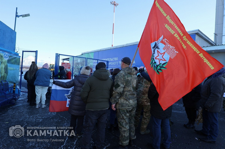 Это радость со слезами на глазах — самолёт с мобилизованными бойцами СВО прилетел на Камчатку. Фото: Виктор Гуменюк . Фотография 50