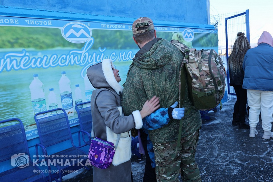 Это радость со слезами на глазах — самолёт с мобилизованными бойцами СВО прилетел на Камчатку. Фото: Виктор Гуменюк . Фотография 54