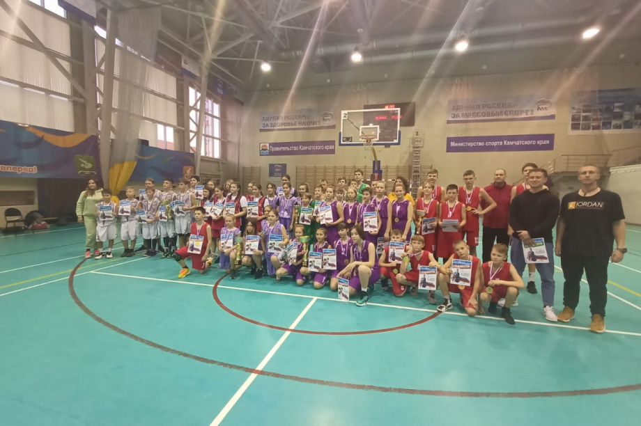 Команды «Заря» и «Феникс» заняли первые места в первенстве по баскетболу на Камчатке. . Фотография 3