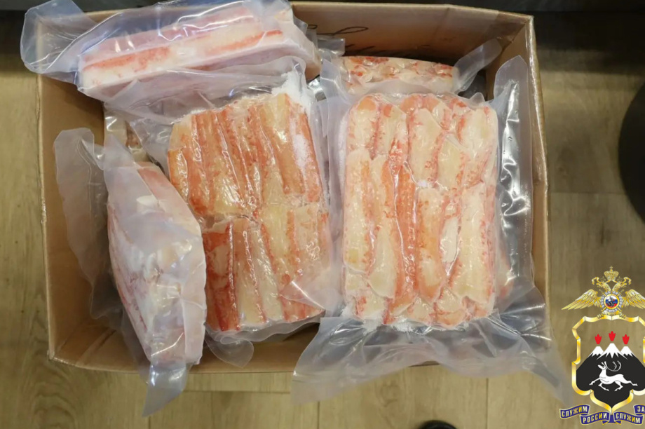 В елизовском магазине изъяли более 50 кг крабовой и икорной продукции без документов. Фото: Пресс-служба УМВД России по Камчатскому краю. Фотография 1