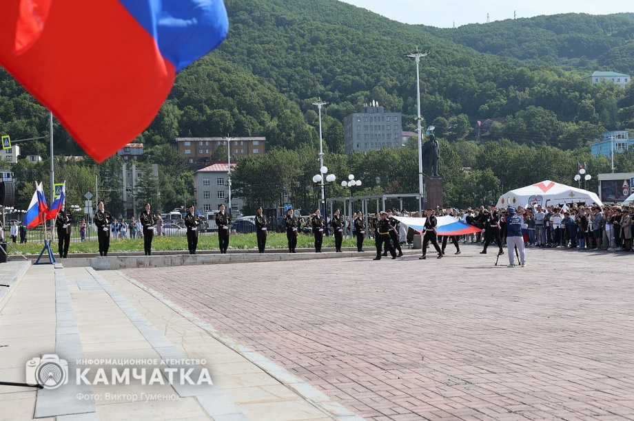 Триколор на главной площади Петропавловска-Камчатского - главный герой и триумфатор  . Фото: ИА «Камчатка» \ Виктор Гуменюк. Фотография 17