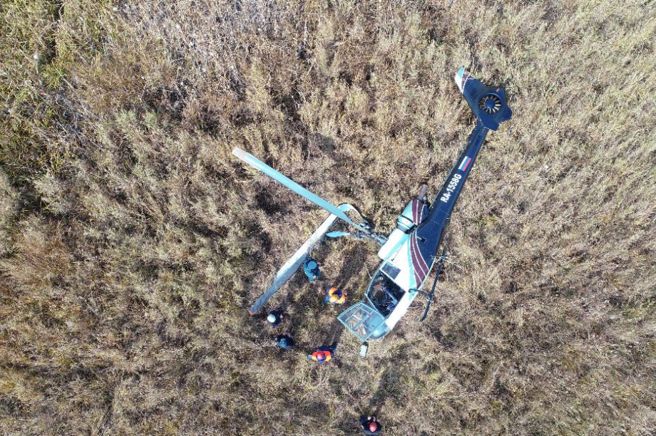 Спасатели прибыли на место жесткой посадки вертолета на Камчатке. Фото: ГУ МЧС России по Камчатскому краю. Фотография 8