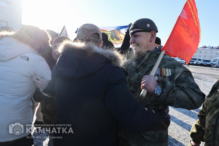 Это радость со слезами на глазах — самолёт с мобилизованными бойцами СВО прилетел на Камчатку. Фото: Виктор Гуменюк . Фотография 24