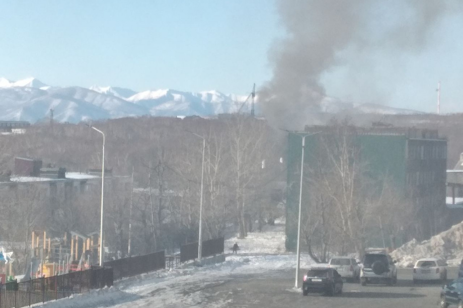 При тушении пожара в общежитии в столице Камчатки пришлось спасать людей. Фото: ИА "Камчатка"