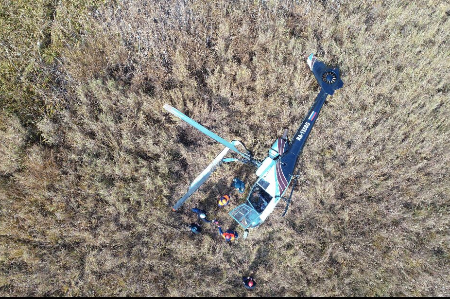 Спасатели прибыли на место жесткой посадки вертолета на Камчатке. Фото: ГУ МЧС России по Камчатскому краю. Фотография 9