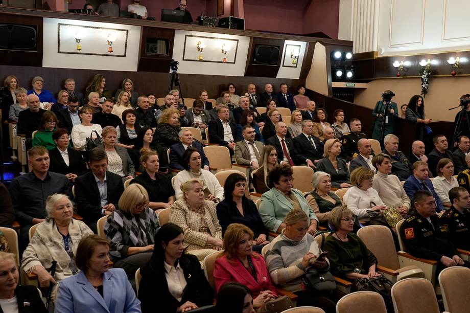 Олег Бондаренко официально вступил в должность главы Вилючинска. Фото: ИА "Камчатка". Фотография 3