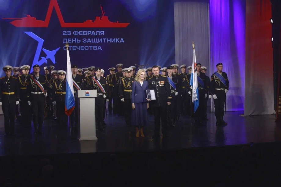Ирина Яровая вручила памятные подарки участникам СВО  . 