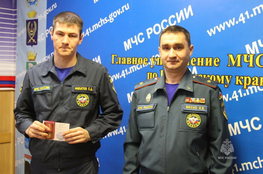 Камчатских пожарных наградили медалями за спасение людей из огня. Фото: ГУ МЧС России по Камчатскому краю. Фотография 1