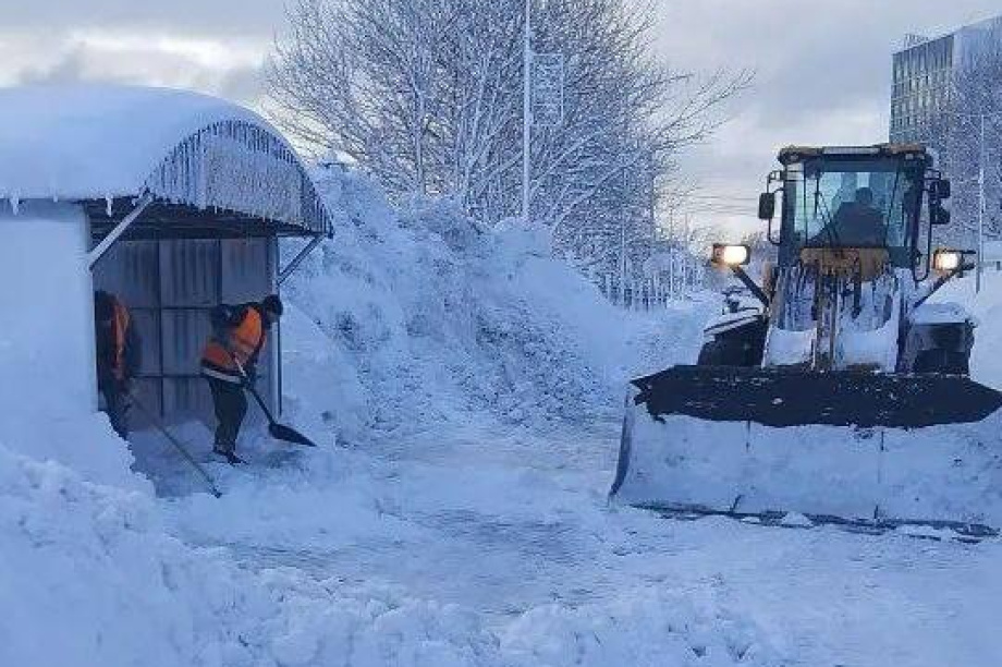 В столице Камчатки расчищают снежные завалы. Фото: ПКГО. Фотография 2