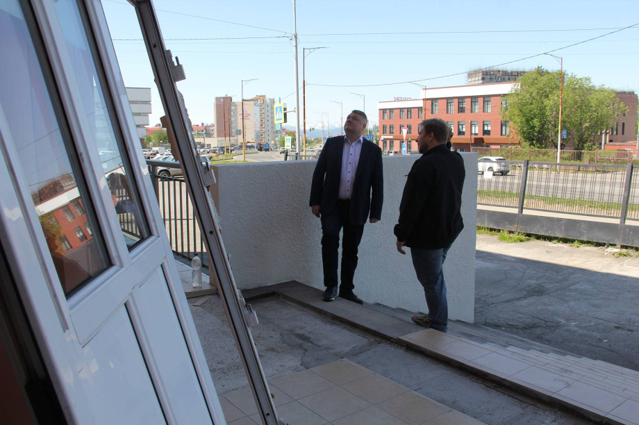 Депутат Павел Сайдачаков проверил ремонтные работы в детской художественной школе краевого центра. Пресс-служба Заксобрания Камчатского края. . Фотография 1