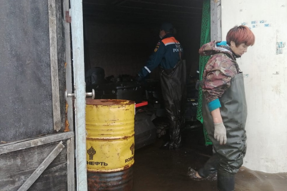 Камчатские спасатели продолжают оказывать помощь пострадавшим от паводка сельчанам. Фото предоставлено пресс-службой краевого управления МЧС. Фотография 12
