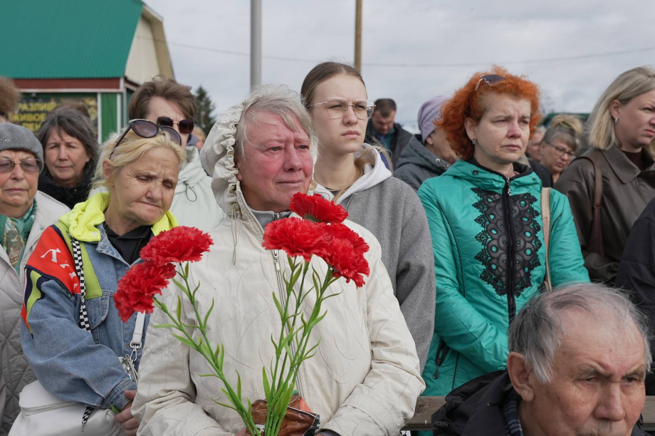 «Живи и помни»: в селе Мильково открыли памятник участникам СВО. zskk.ru. Фотография 3