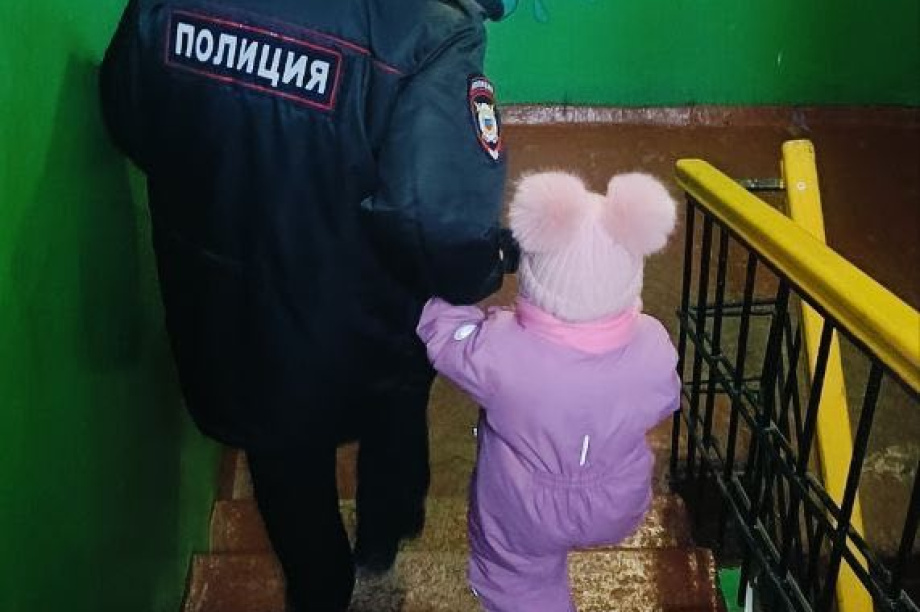 Полицейские на Камчатке забрали детей у пьяной матери и жестокого отчима. Фото: УМВД России по Камчатскому краю. Фотография 1