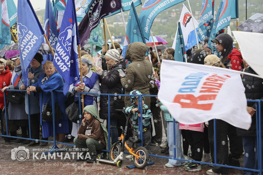 День России отметили на Камчатке многонационально, с митингом, концертом и детскими забавами. . Фотография 10