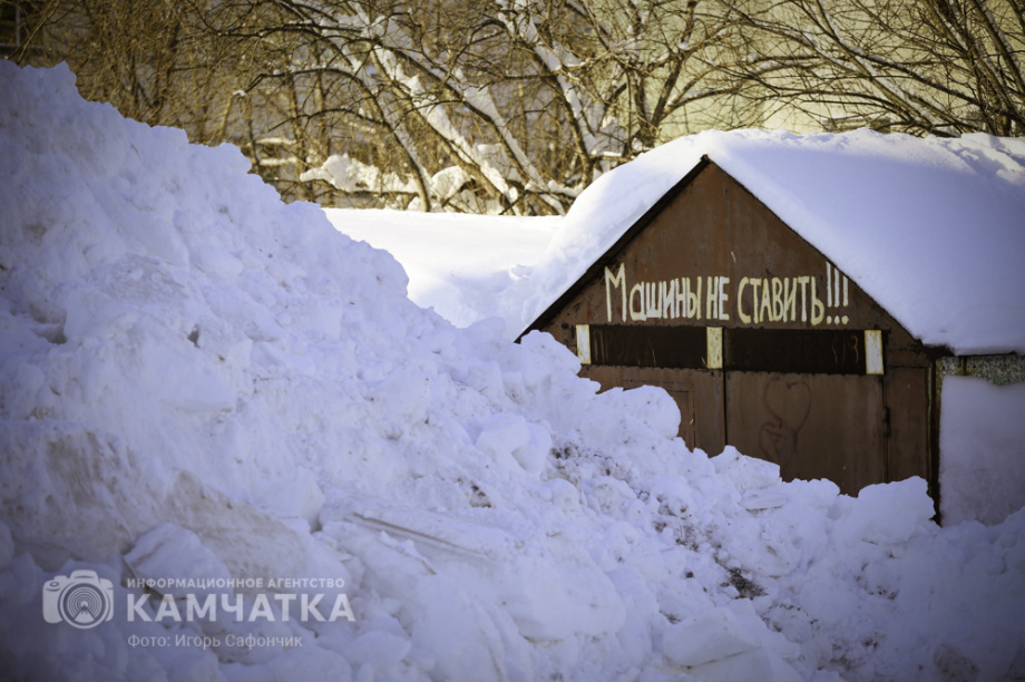 Коммунальные службы Камчатки продолжают бороться со снежными завалами (фоторепортаж). . Фотография 15