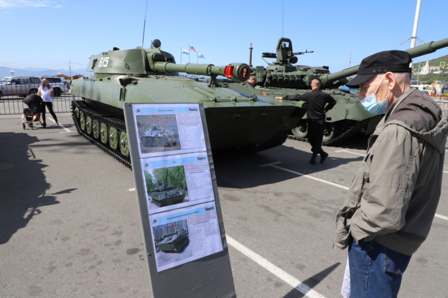 Форум Армия-2021 проходит на Камчатке. Посмотреть выставку пришел даже енот. Фото: Виктор Гуменюк. Фотография 21